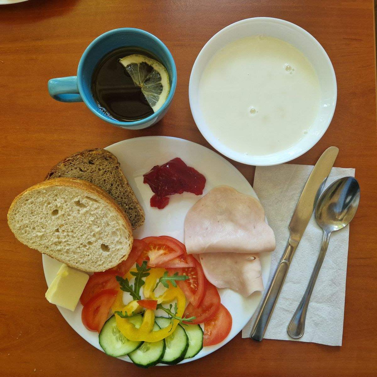 zupa mleczna, dżem, kanapki z wędliną, warzywami, herbata z cytryną