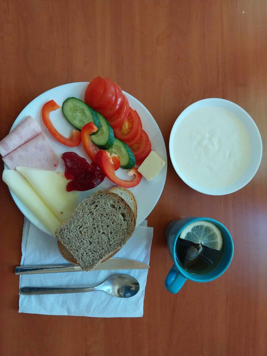 zupa mleczna, dżem, kanapki z serem i szynką, warzywami, herbata z cytryną