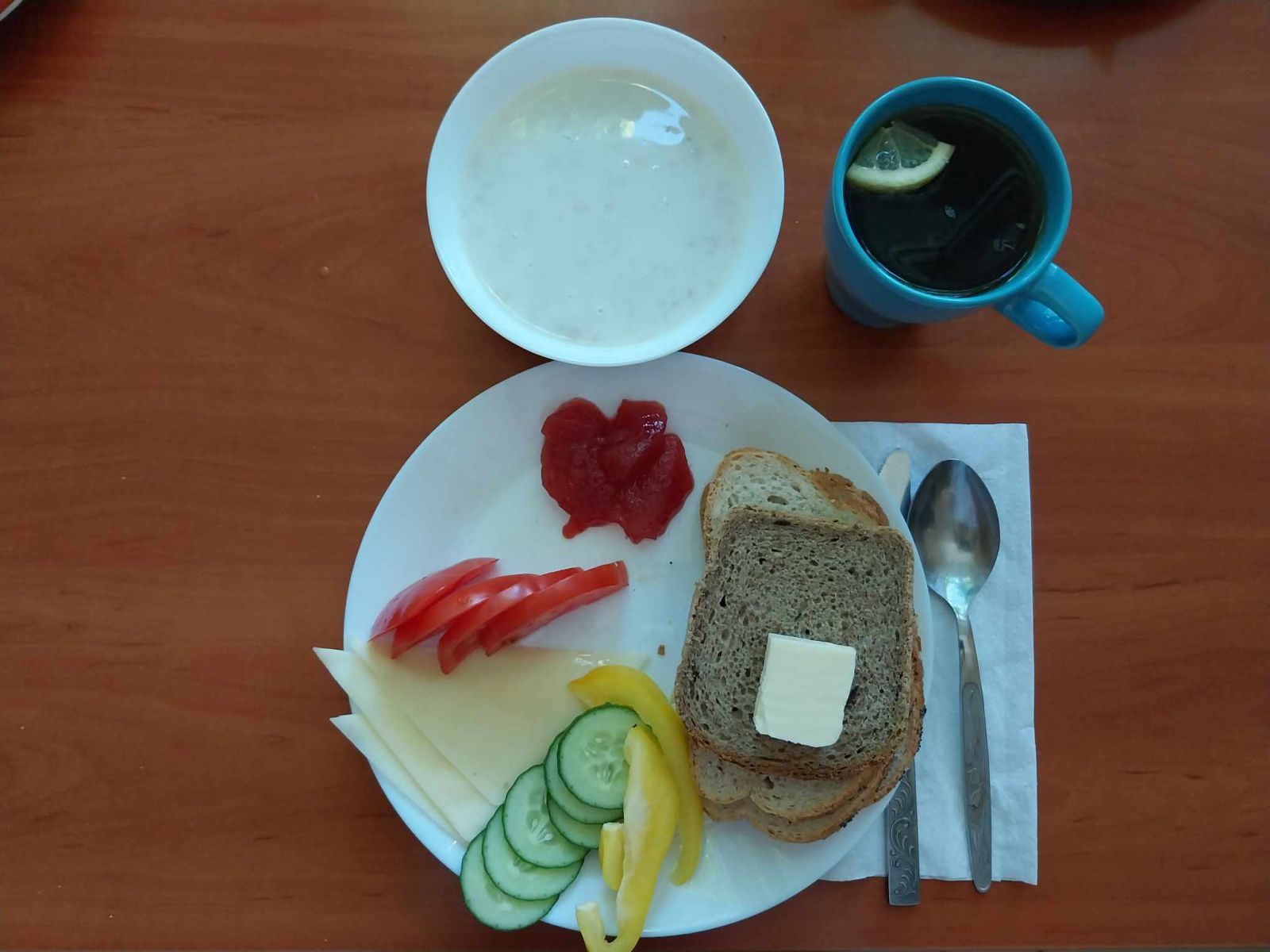 zupa mleczna, dżem, kanapki z serem i warzywami, herbata z cytryną