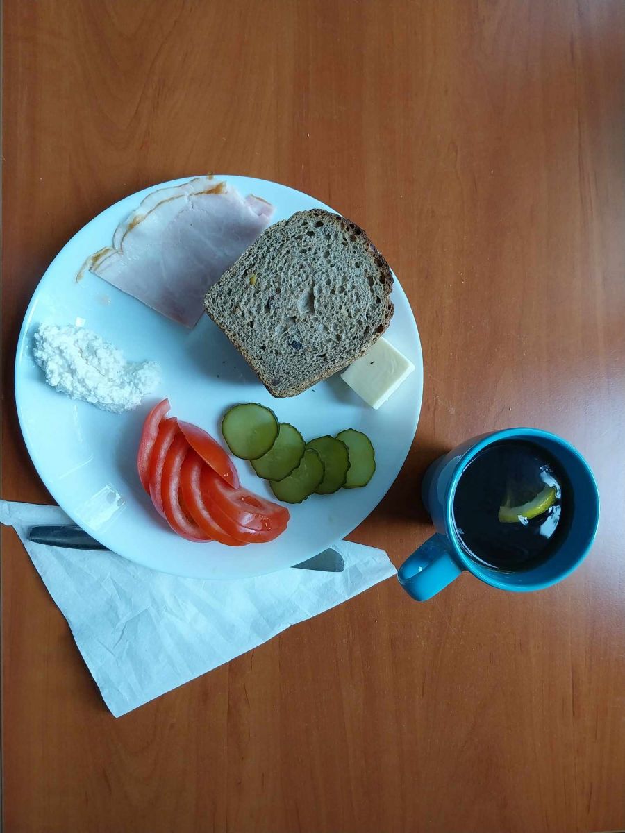 kanapki z twarogiem, wędliną i warzywami, herbata z cytryną