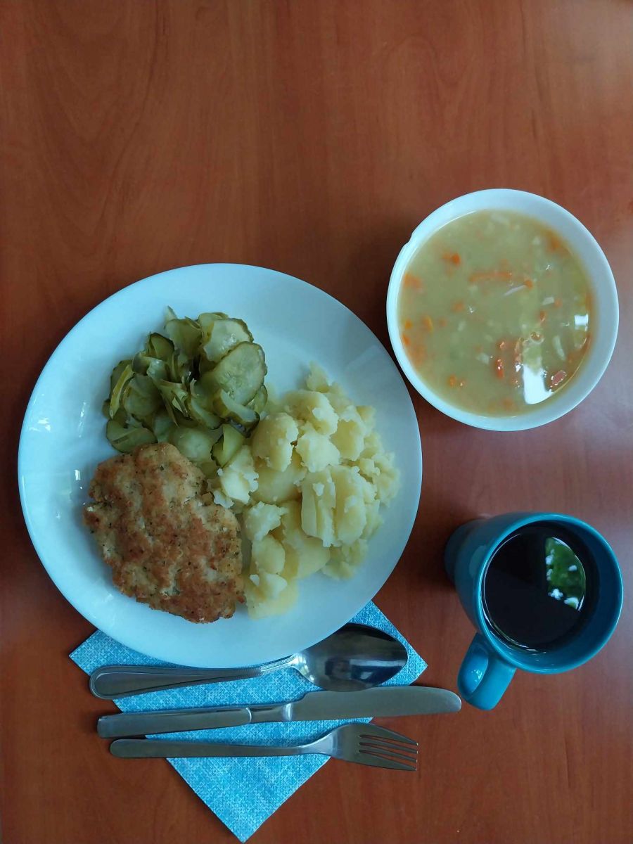zupa grochowa, kotlet rybny, ziemniaki, og&oacute;rki kiszone, kompot