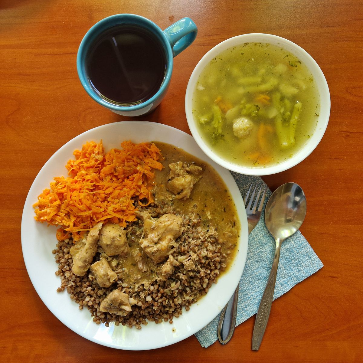 zupa jarzynowa, gulasz wieprzowy z kaszą i sur&oacute;wką z marchewki, kompot