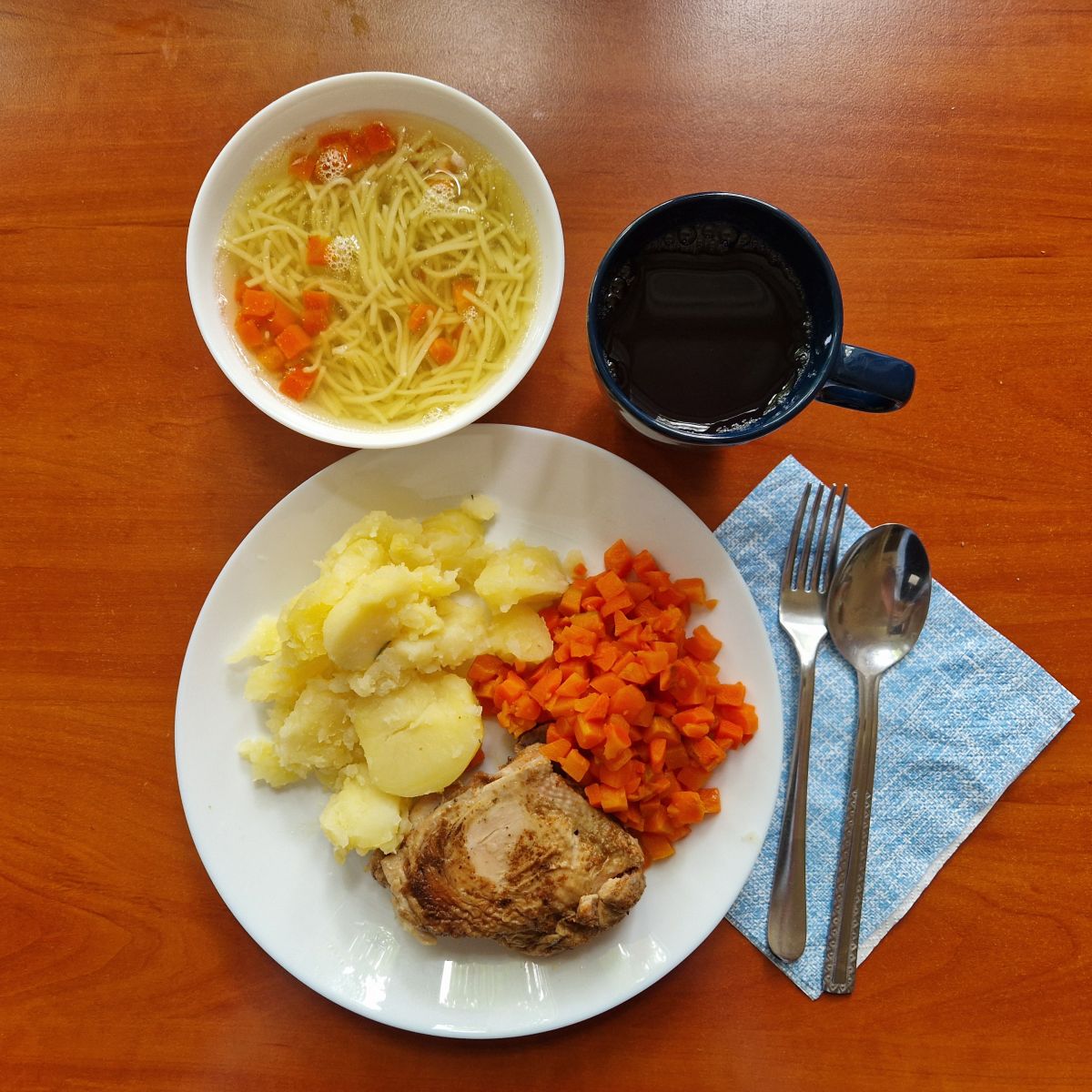 ros&oacute;ł z makaronem, udko pieczone, ziemniaki, marchewka gotowana, kompot