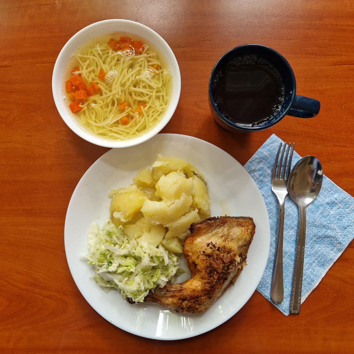 ros&oacute;l z makaronem, udka pieczone, ziemniaki, sur&oacute;wka z kapusty pekińskiej, kompot