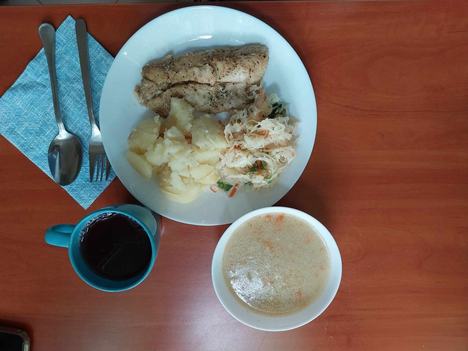 zupa, filet rybny pieczony, ziemniaki, sur&oacute;wka z kiszonej kapusty, kompot