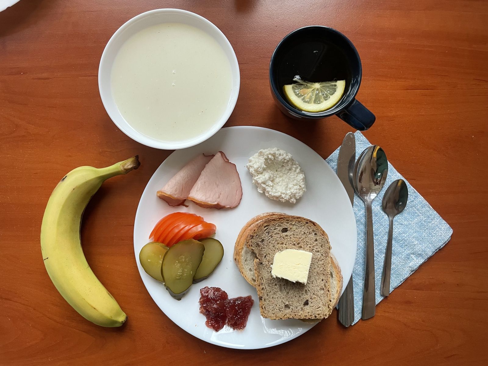 kasza manna, chleb, dżem, twar&oacute;g, banan