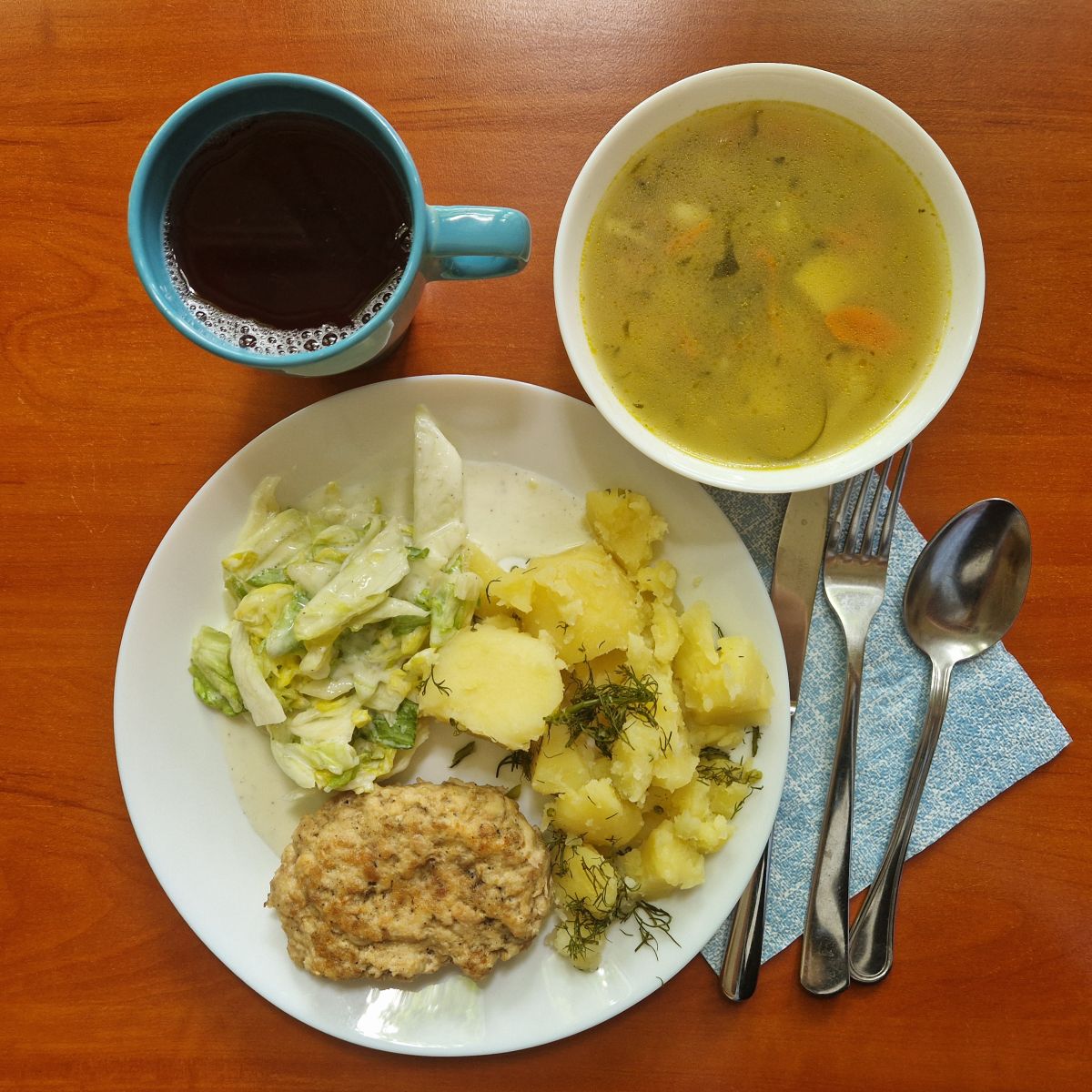 zupa og&oacute;rkowa, kotlet mielony z ziemniakami i sałatą z jogurtem, kompot