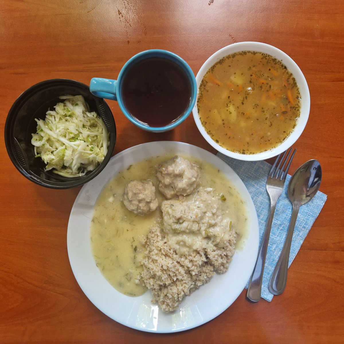 zupa grochowa, pulpety w sosie koperkowym z kaszą i sur&oacute;wką z kapusty pekińskiej, kompot