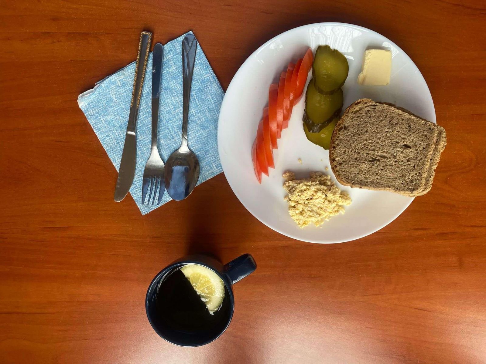 chleb, pasta jajeczna, masło, warzywa