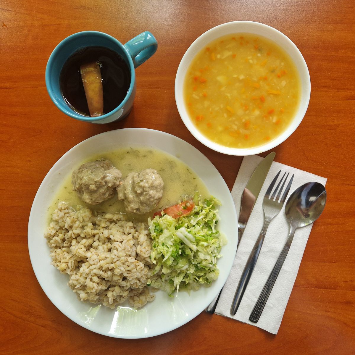 zupa grochowa, pulpety w sosie koperkowym z kaszą i sur&oacute;wką, kompot