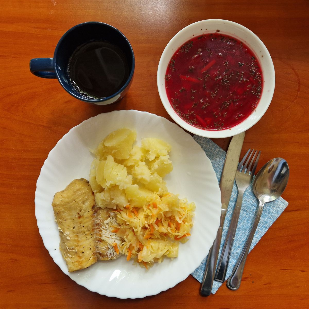 barszcz czerwony, filet rybny, ziemniaki, sur&oacute;wka z kiszonej kapusty, kompot