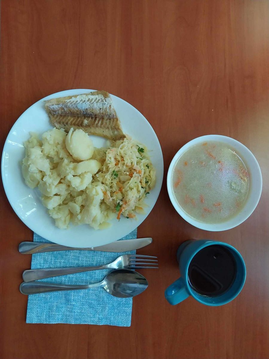 zupa wiosenna, ryba pieczona, ziemniaki, sur&oacute;wka z kiszonej kapusty, kompot