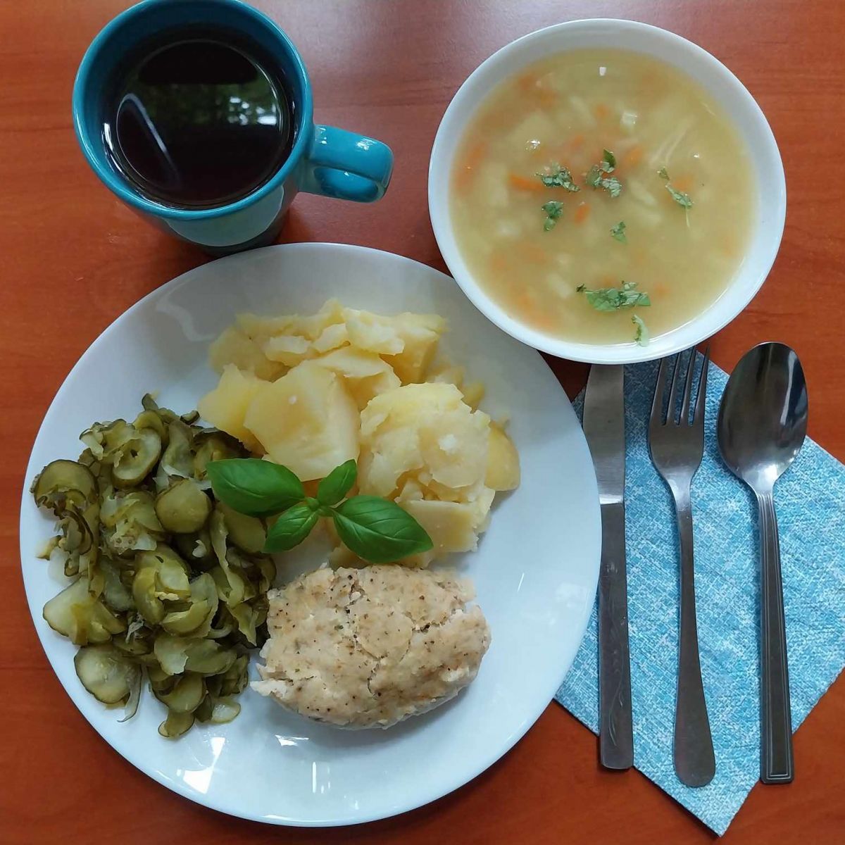 zupa z soczewicą, kotlet rybny z ziemniakami i og&oacute;rkami kiszonymi, kompot