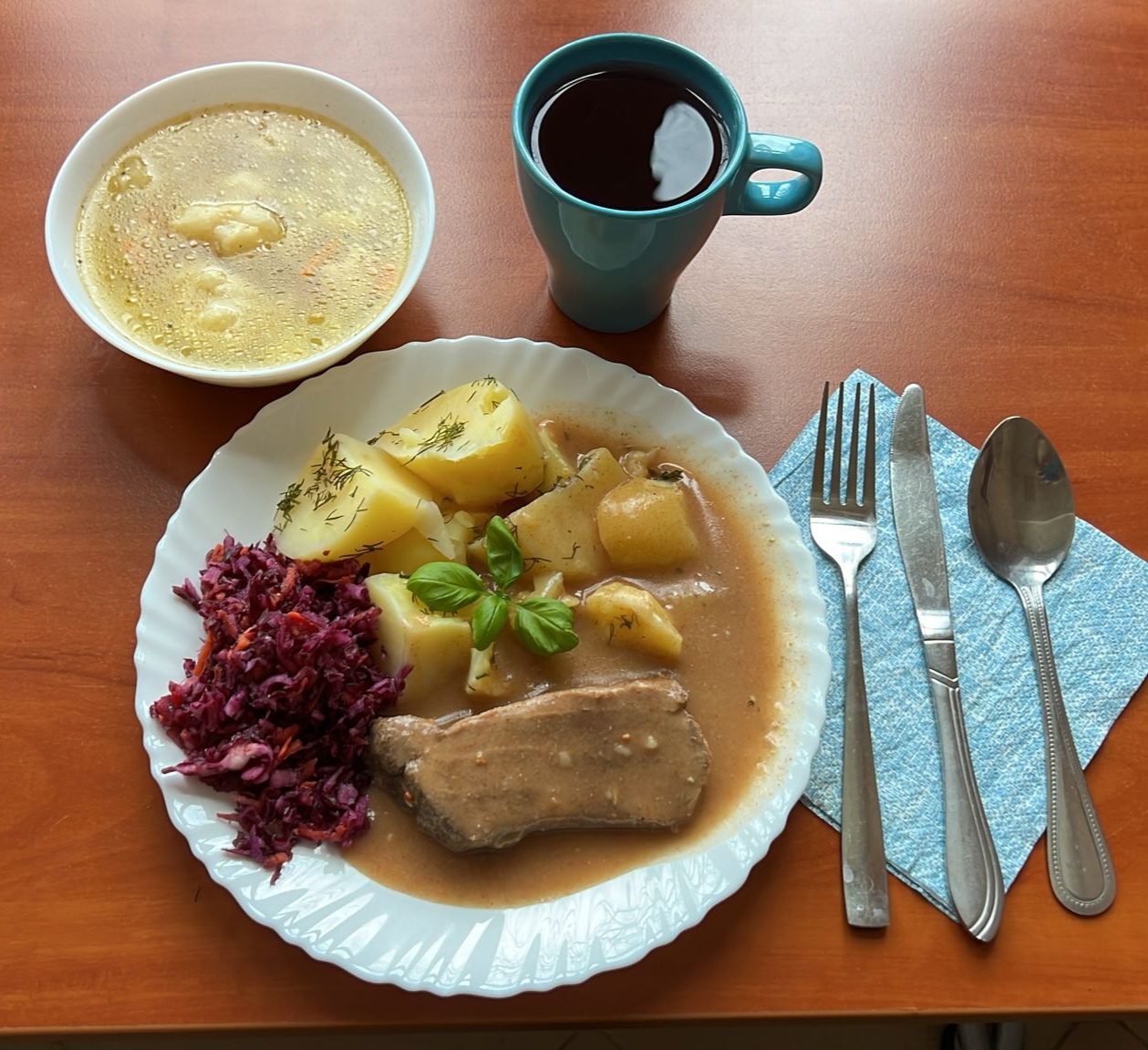 zupa kalafiorowa, kark&oacute;wka w sosie, ziemniaki, sur&oacute;wka z czerwonej kapusty, kompot