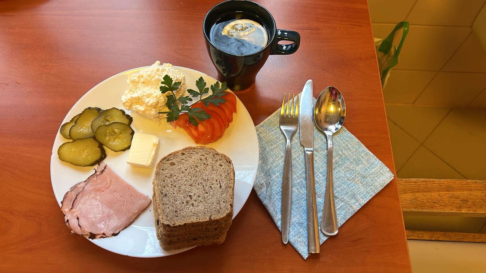 kanapki z twarogiem, wędliną i warzywami, herbata z cytryną