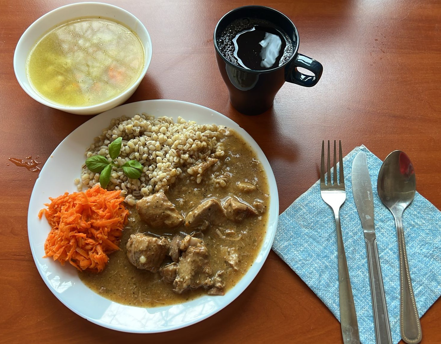 zupa jarzynowa, gulasz wieprzowy z kaszą i sur&oacute;wką z marchewki, kompot