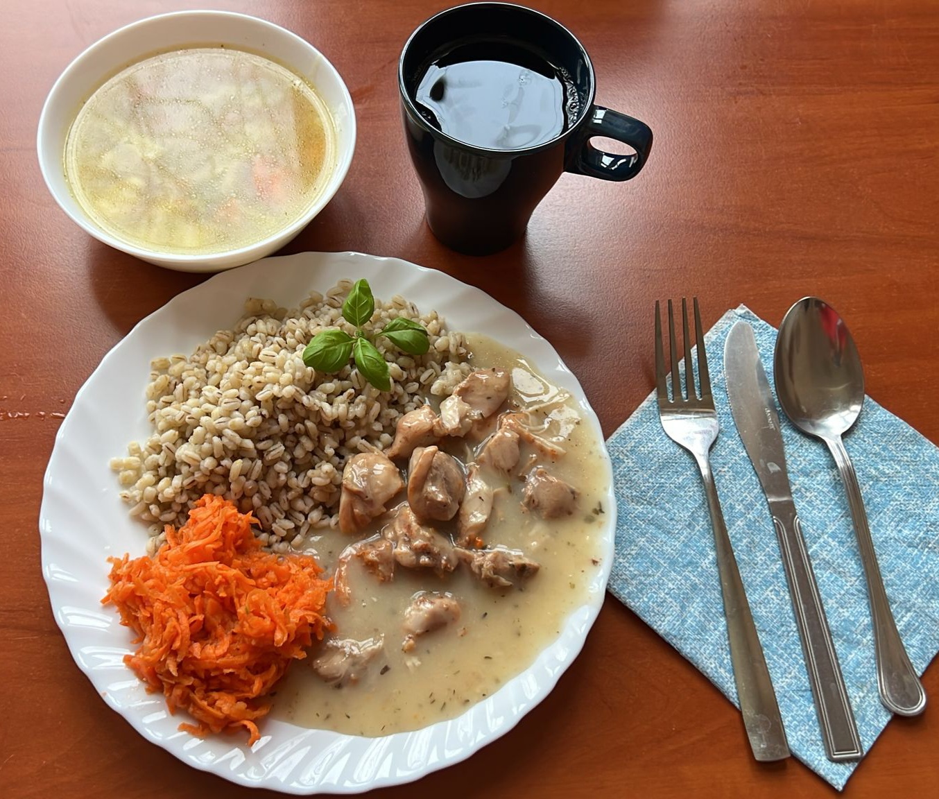 zupa jarzynowa, gulasz drobiowy z kaszą i sur&oacute;wką z marchewki, kompot