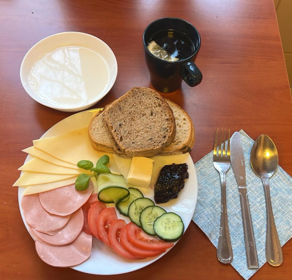 zupa mleczna, dżem, kanapki z wędliną, serem i warzywami, herbata z cytryną