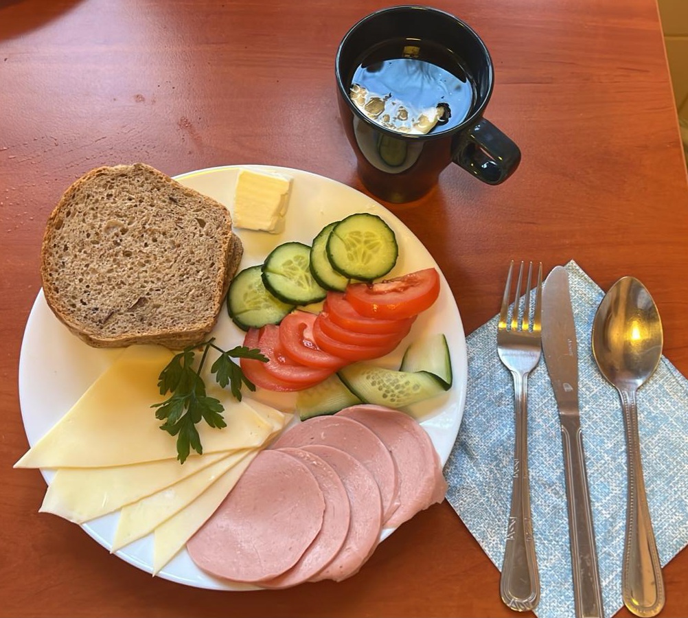 kanapki z wędliną, serem i warzywami, herbata z cytryną