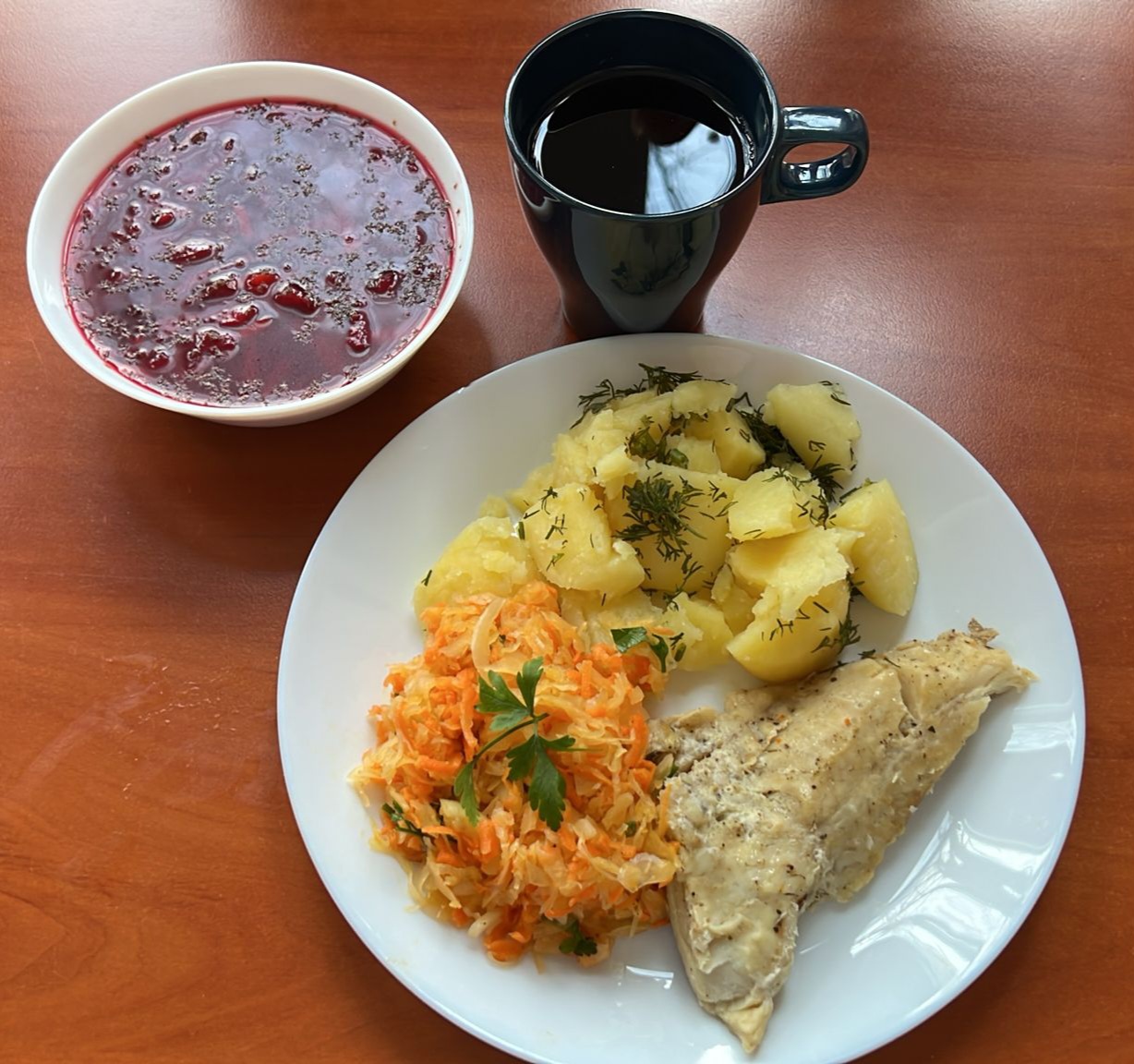 barszcz czerwony, pieczona ryba z ziemniakami i sur&oacute;wką z kiszonej kapusty, kompot