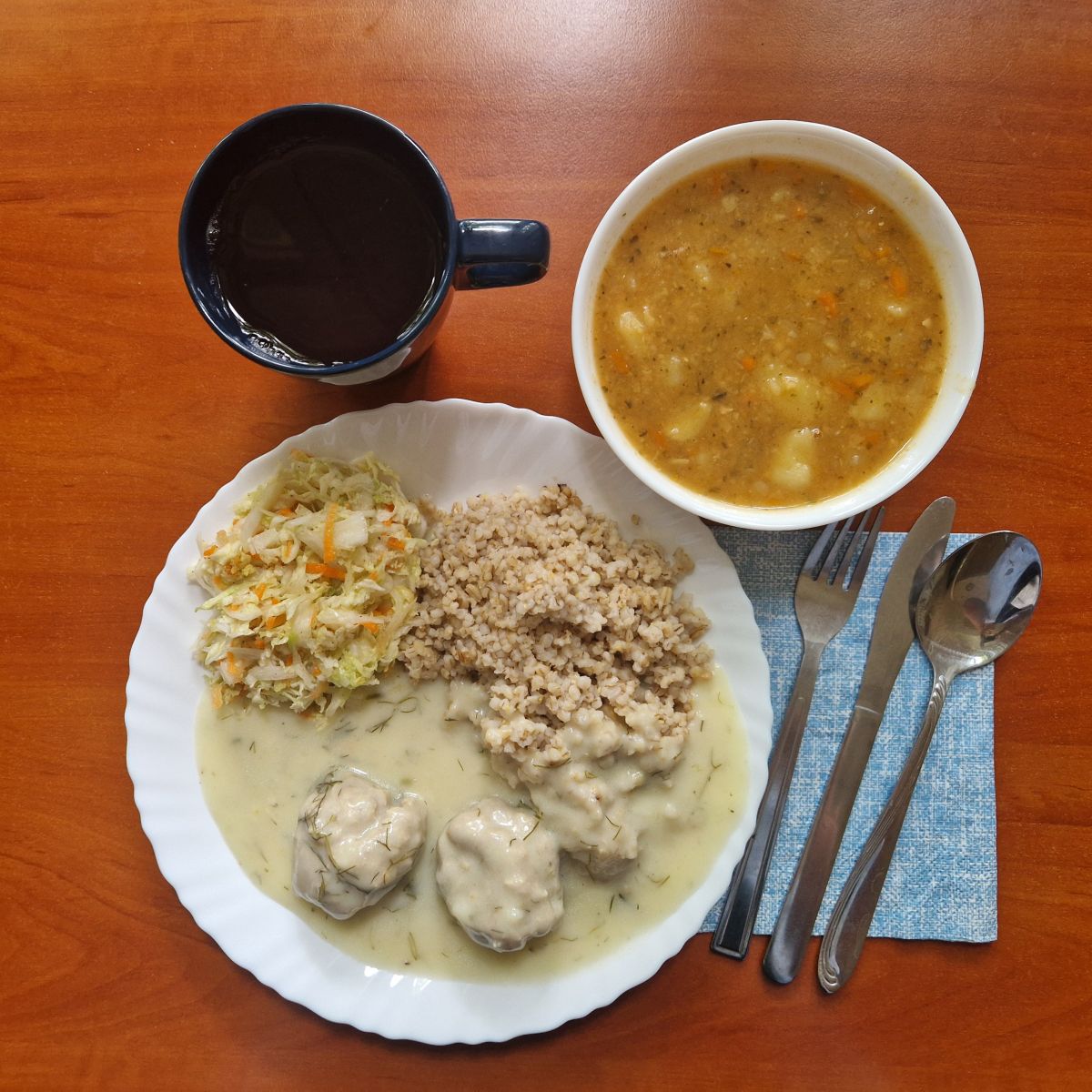 zupa grochowa, pulpety w sosie koperkowym, kasza i sur&oacute;wka z kapusty pekińskiej, kompot