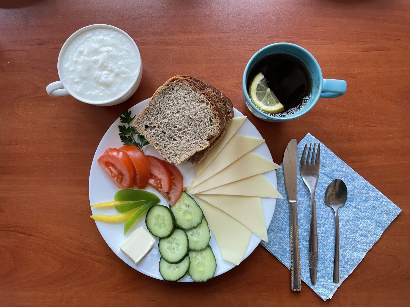 chleb, ser, masło, herbata