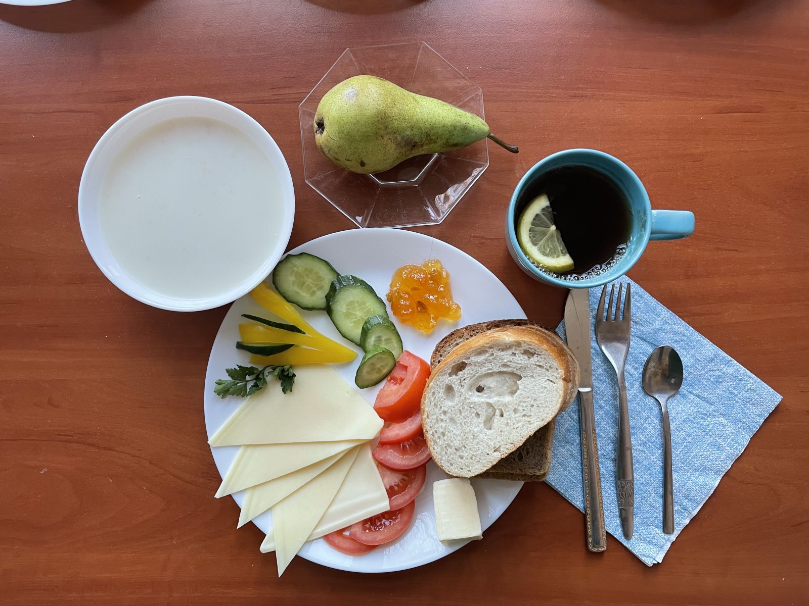 chleb, ser, warzywa, herbata