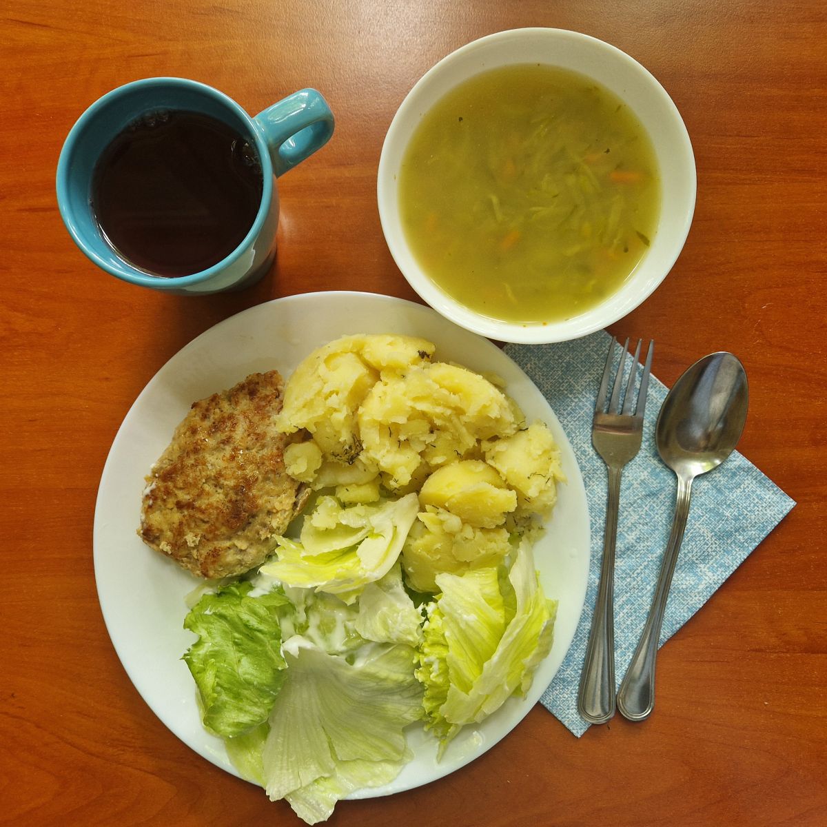 zupa og&oacute;rkowa, kotlet mielony, ziemniaki, sałata z jogurtem, kompot