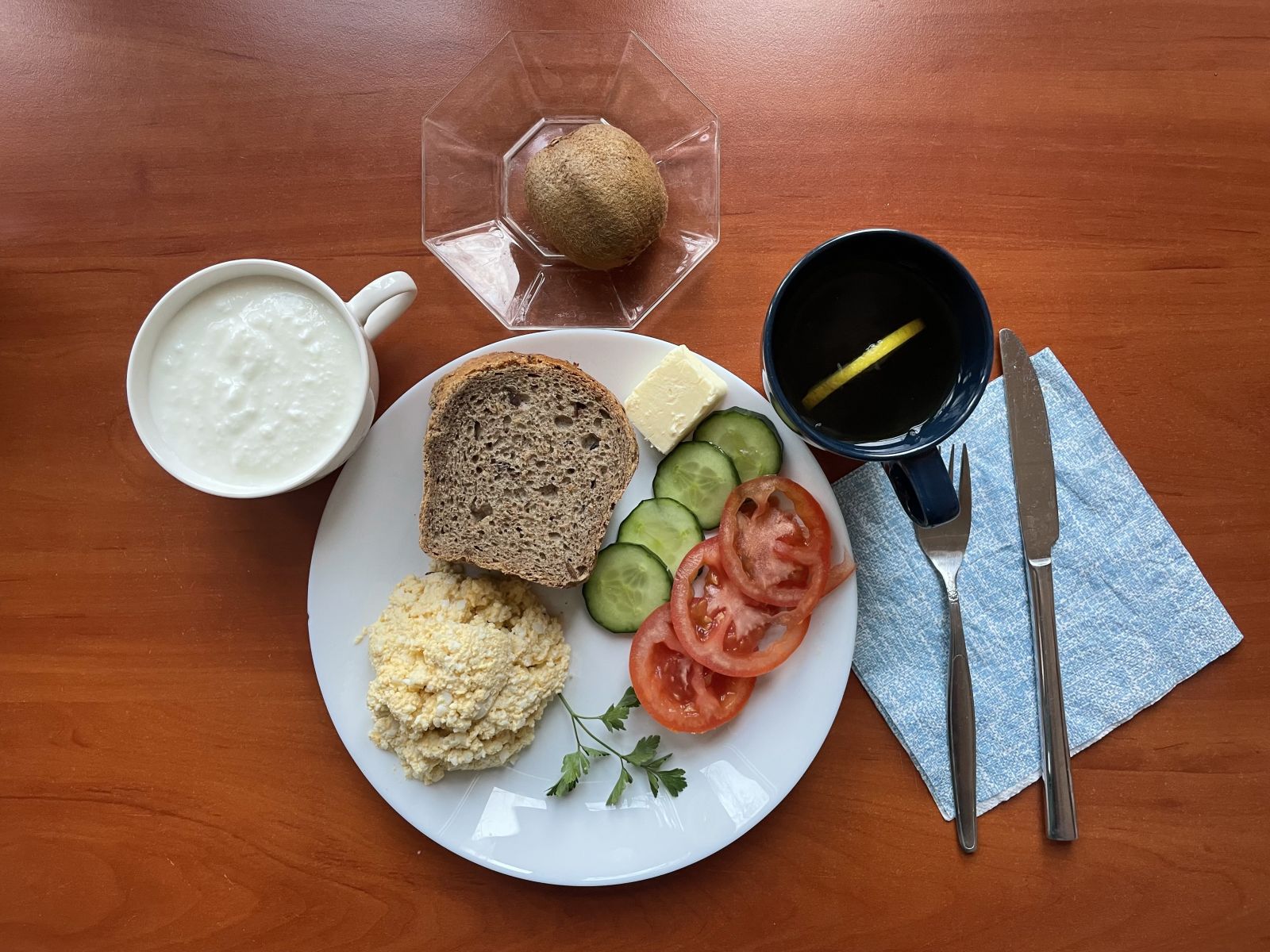 pasta jajeczna, herbata, chleb, warzywa