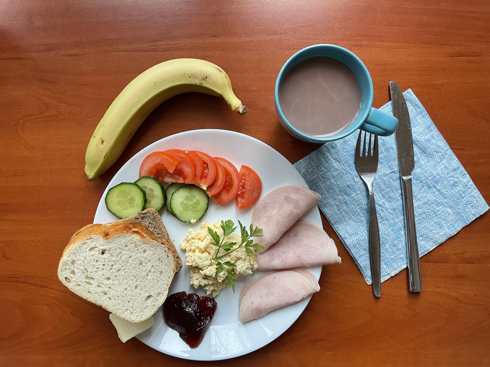 kakao, banan, chleb, szynka, warzywa, masło