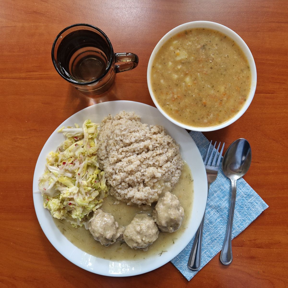 zupa grochowa, pulpety w sosie z kaszą i sur&oacute;wką, woda