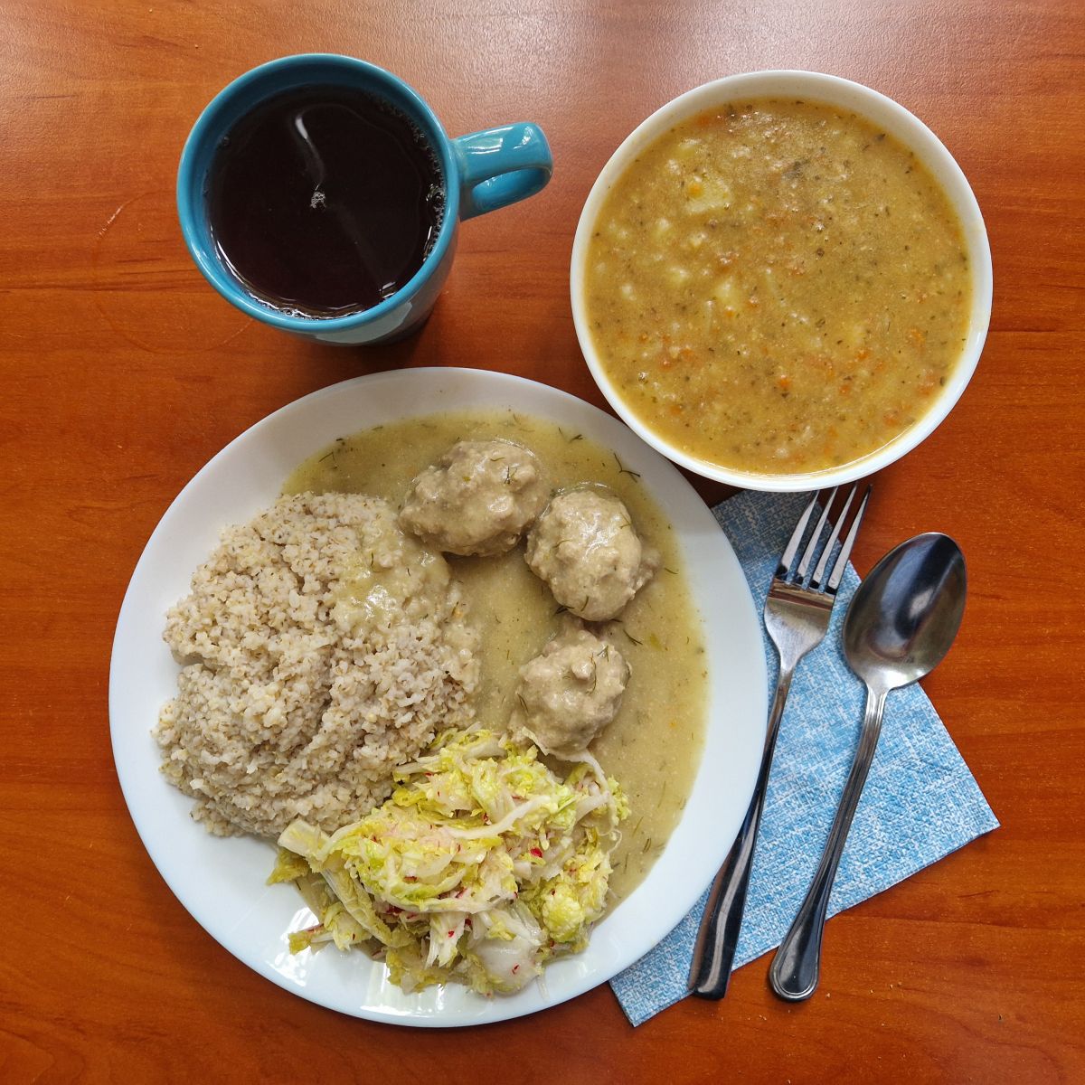 zupa grochowa, pulpety z sosem, kaszą i sur&oacute;wką, kompot