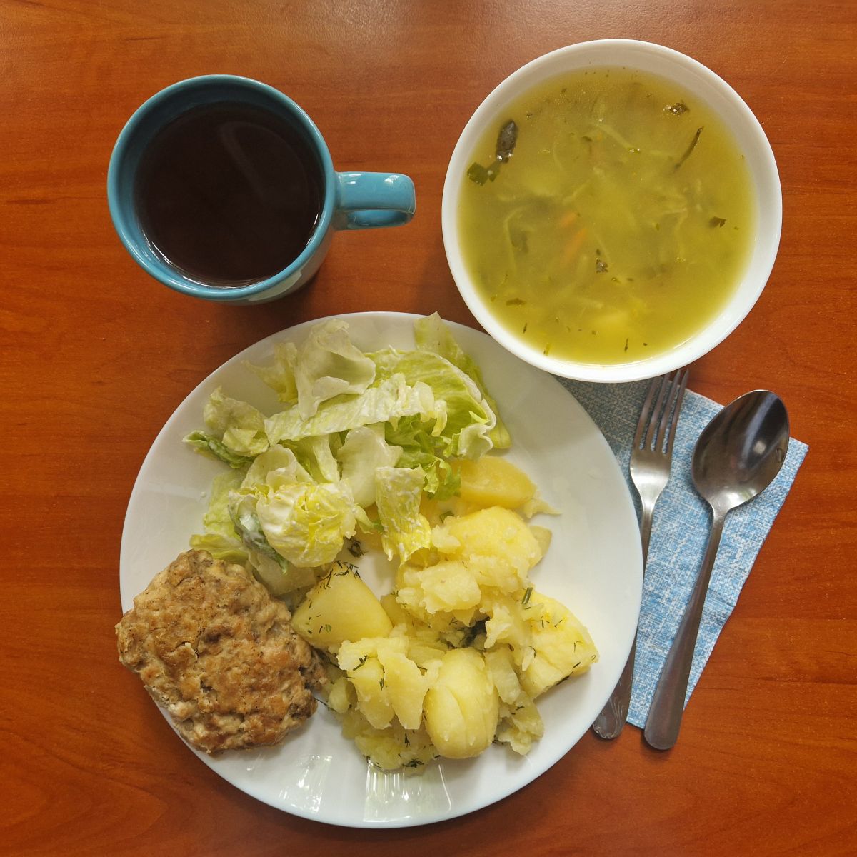 zupa og&oacute;rkowa, kotlet mielony z ziemniakami i sałatą, kompot