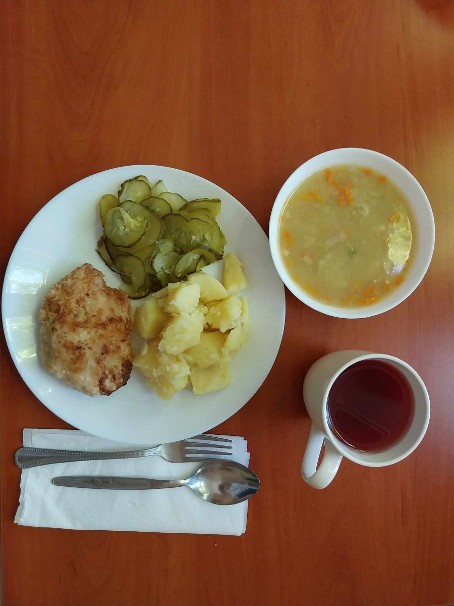 zupa z soczewicą, kotlet rybny, ziemniaki, og&oacute;rek kiszony, kompot