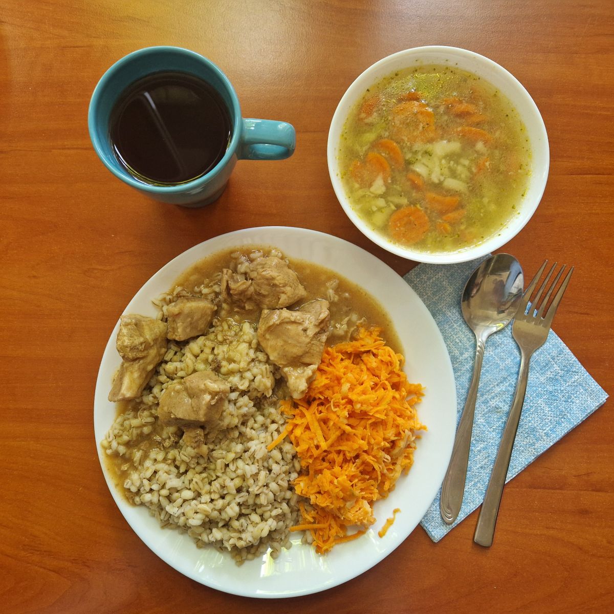 zupa jarzynowa, gulasz z kaszą i sur&oacute;wką z marchewki, kompot