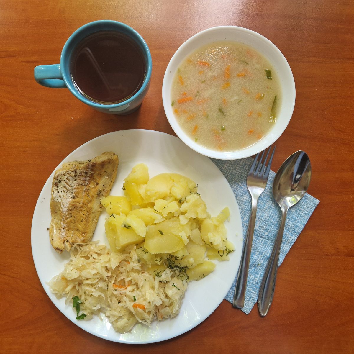 zupa wiosenna, filet rybny z ziemniakami i sur&oacute;wką z kiszonej kapusty, kompot