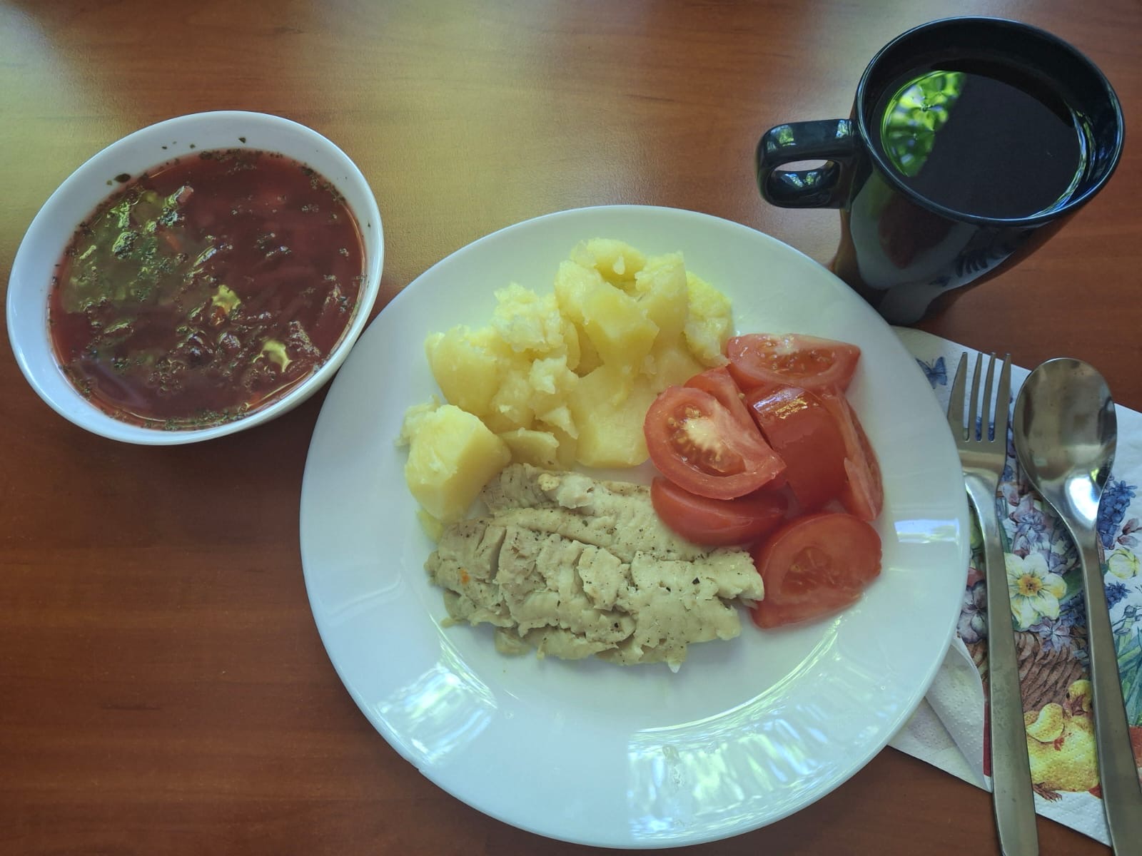 Zupa grysikowa, filet z ryby, ziemniaki, pomidory, kompot