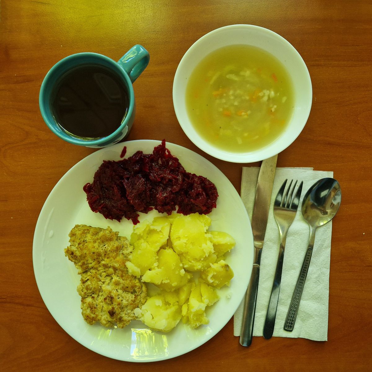 zupa ryżowa, mielony z ziemniakami i burakami, kompot