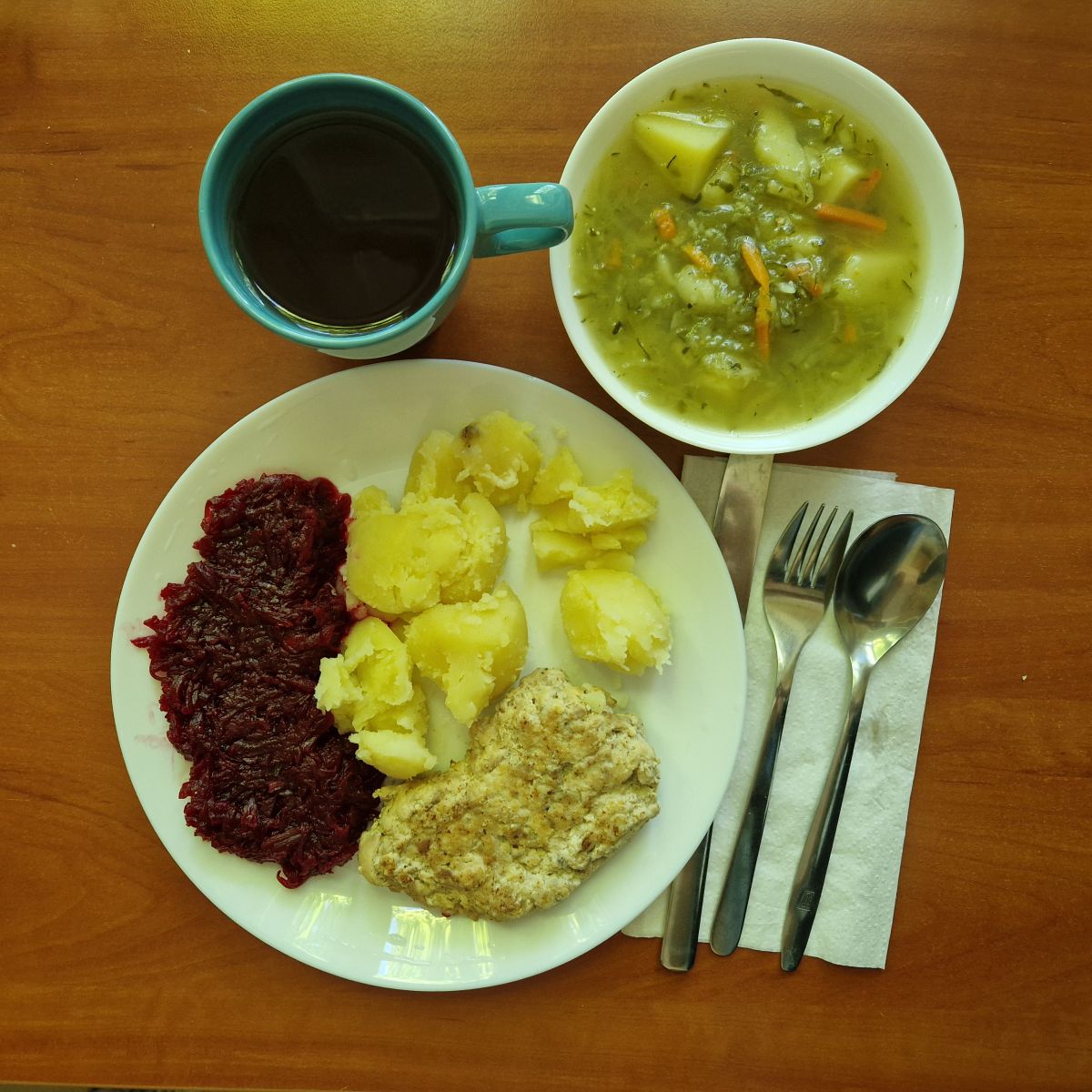 zupa og&oacute;rkowa, mielony z ziemniakami i burakami, kompot