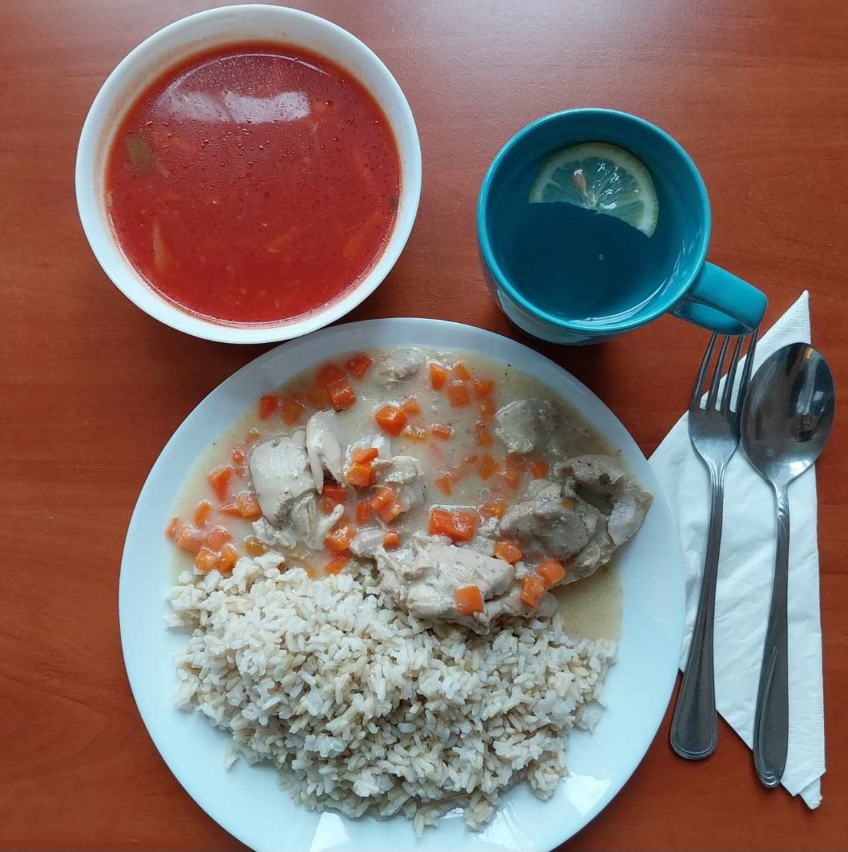 zupa pomidorowa, potrawka z kurczaka z marchewką, ryż brązowy, kompot