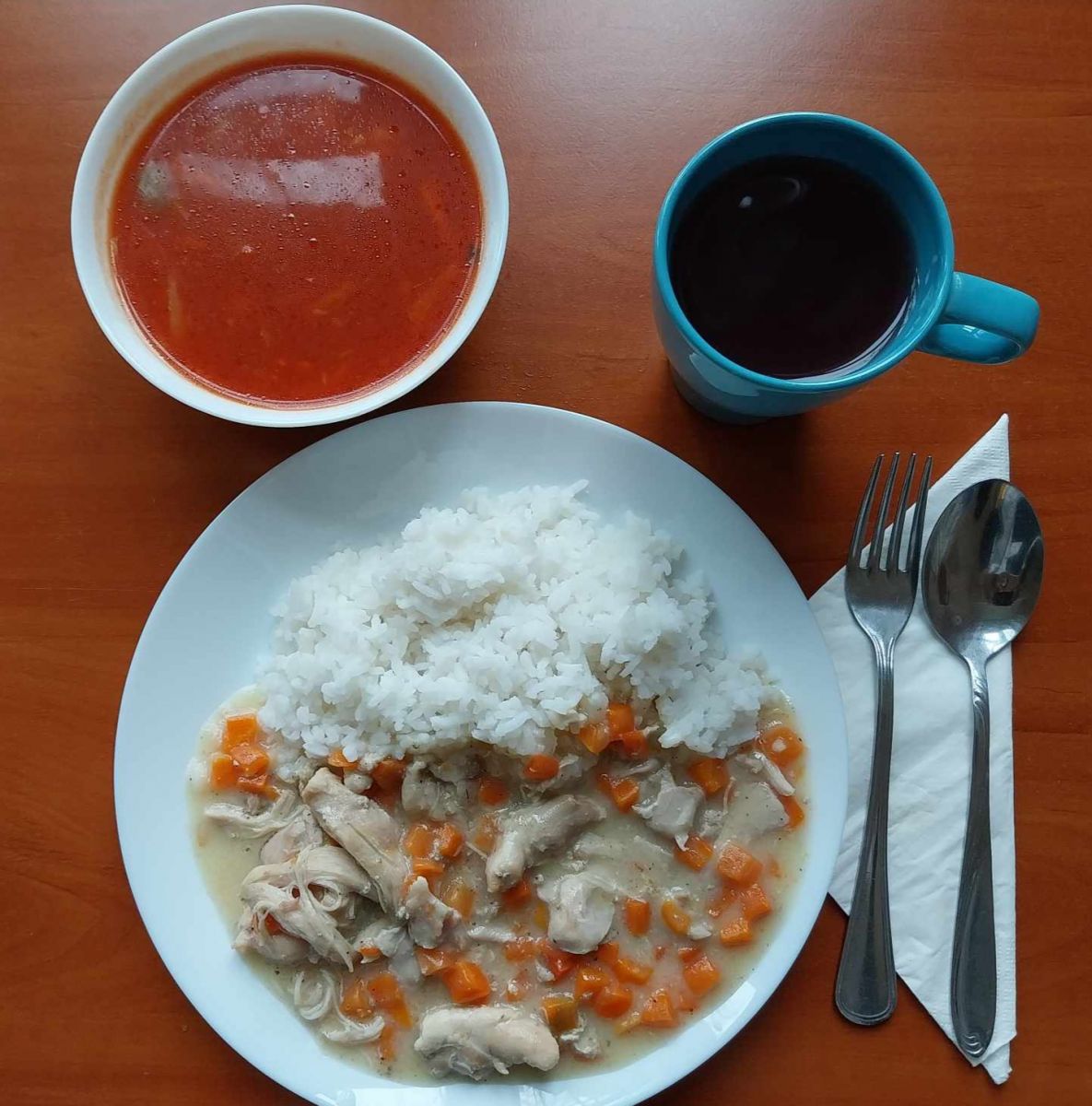 zupa pomidorowa, potrawka z kurczaka z marchewką, ryż, kompot