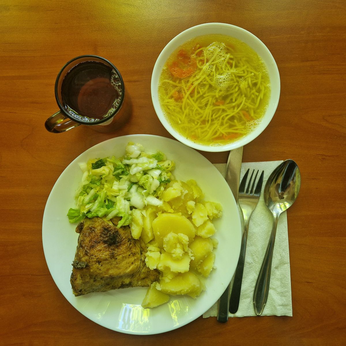 ros&oacute;ł z makaronem, udko z kurczaka, ziemniaki, sur&oacute;wka z kapusty pekińskiej