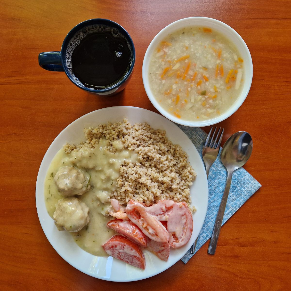 zupa ryżowa, pulpety w sosie koperkowym, kasza jęczmienna, pomidory z jogurtem, kompot