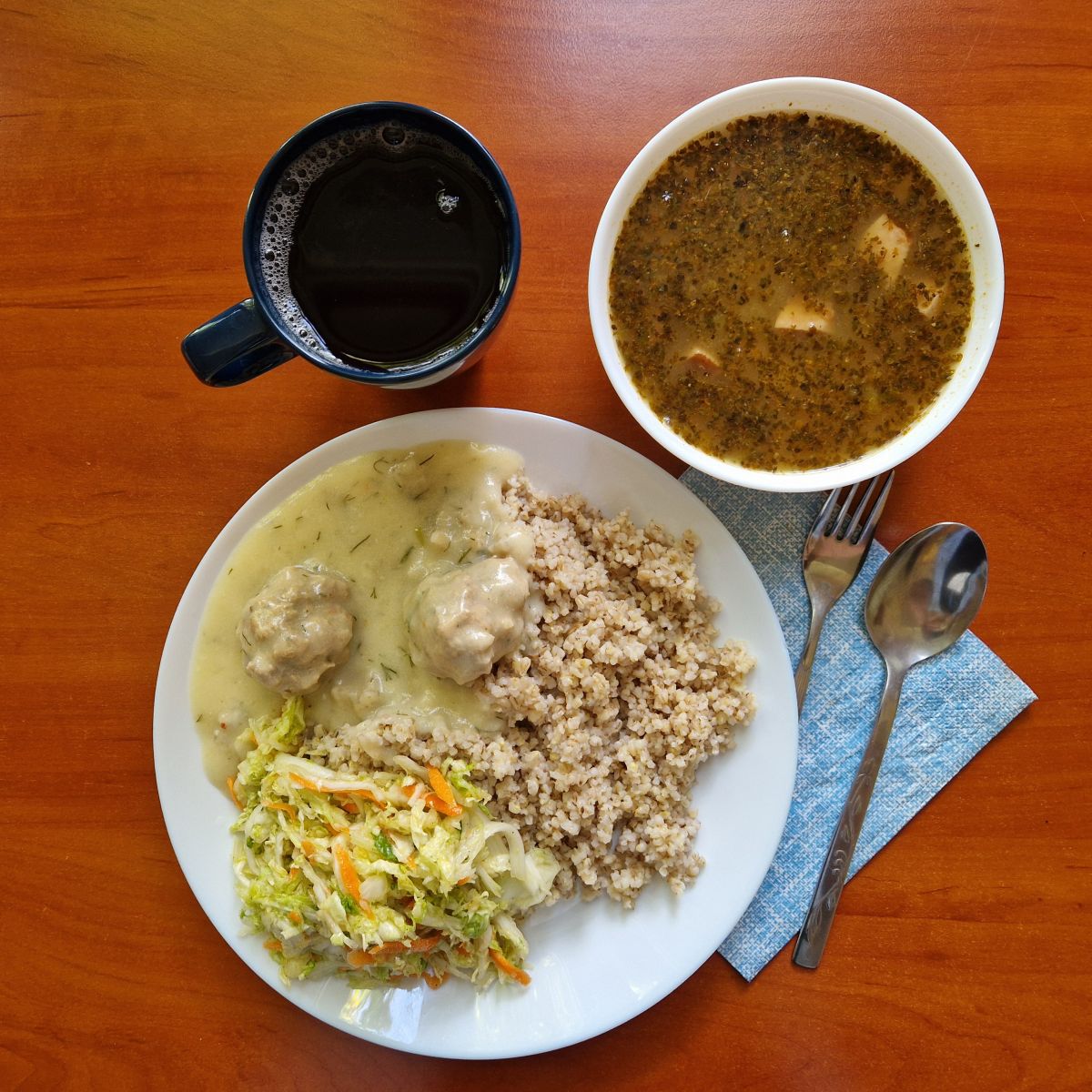 zupa grochowa, pulpety w sosie koperkowym, kasza jęczmienna, sur&oacute;wka z pekińskiej, kompot