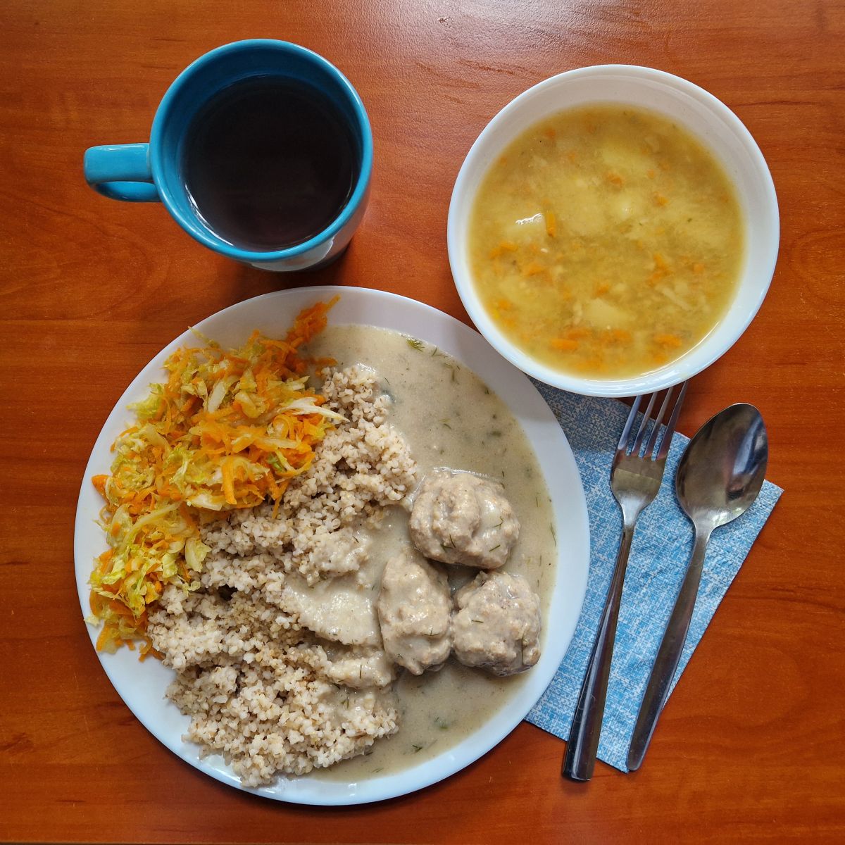 zupa grochowa, pulpety z kaszą i sur&oacute;wką, kompot