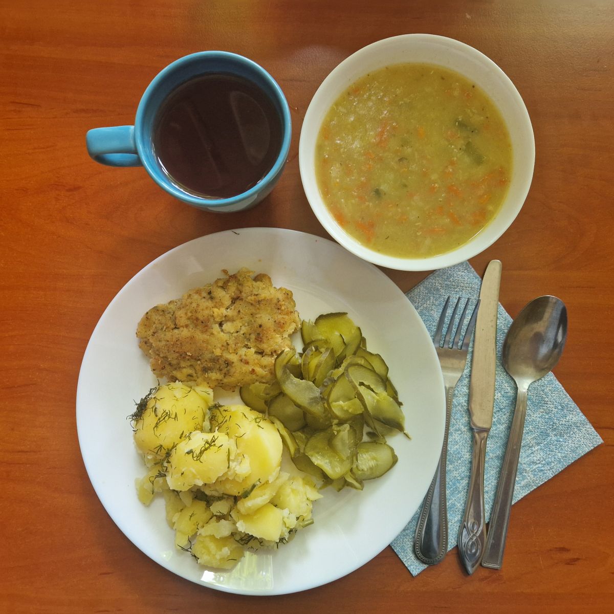 zupa z soczewicy, kotlet rybny, ziemniaki, og&oacute;rki kiszone, kompot