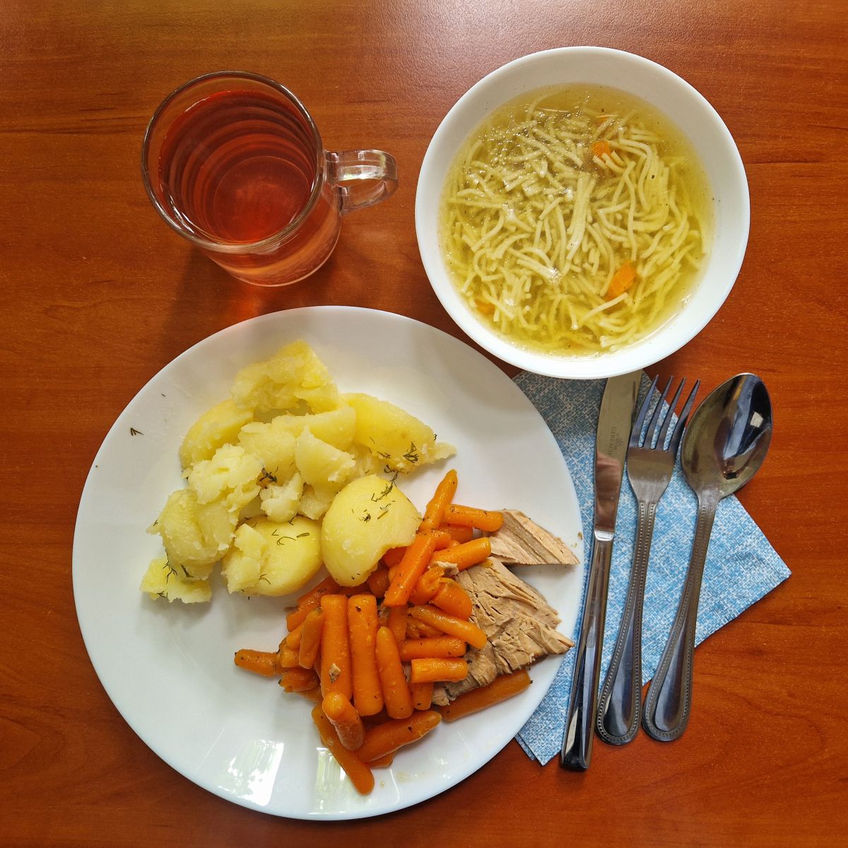 ros&oacute;ł z makaronem, schab z warzywami i z ziemniakami, kompot