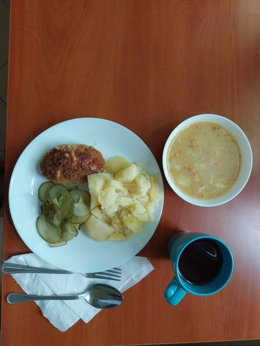 zupa z soczewicy, kotlet rybny, ziemniaki, og&oacute;rek kiszony, kompot