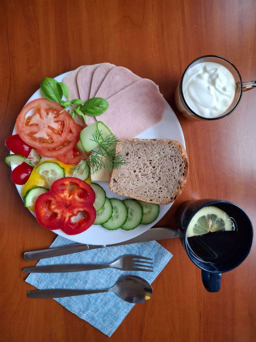 chleb, warzywa, masło, szynka