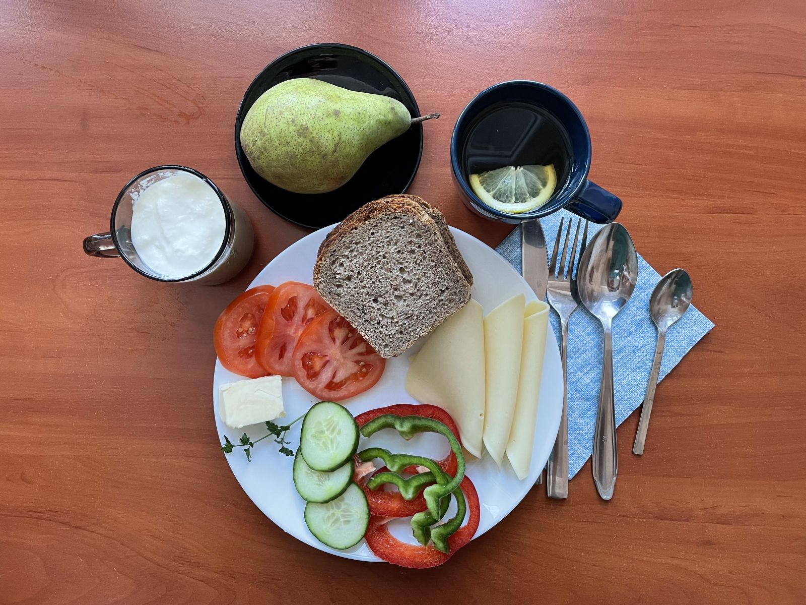 jogurt naturalny, gruszka, chleb, warzywa